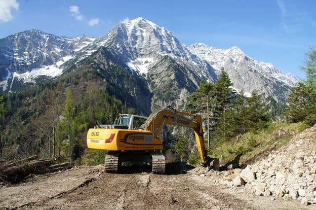bau_forststrasse_in_schwierigem_gelaende