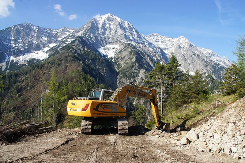 bau_forststrasse_in_schwierigem_gelaende