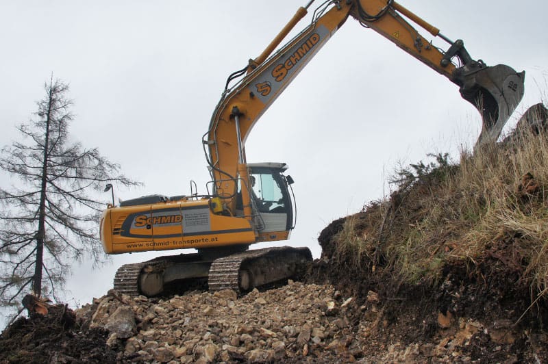 bau_forststrasse_in_schwierigem_gelaende