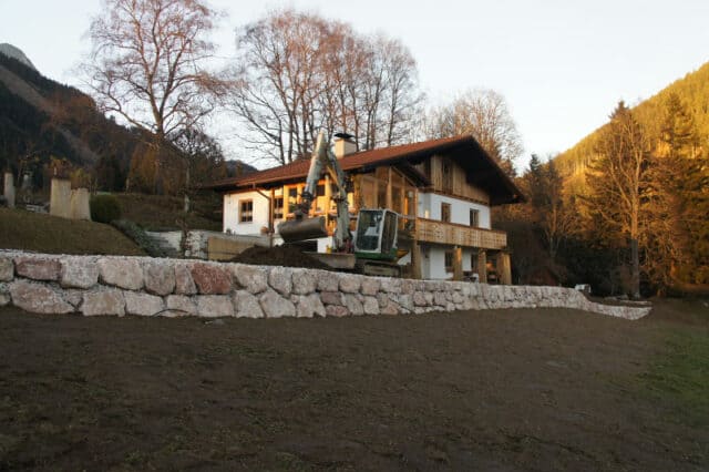 natursteinmauer_aus_kalkstein_zur_abgrenzung_des_grundstuecks