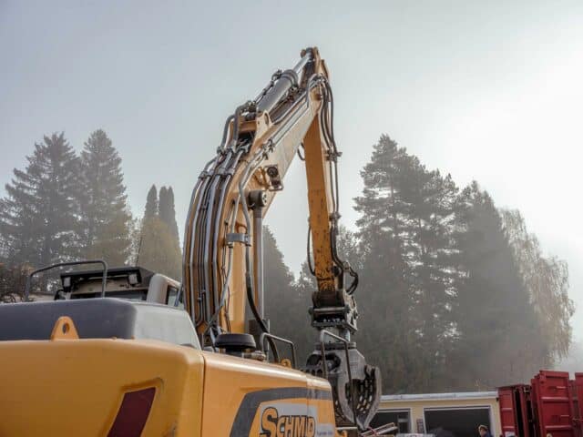 schmid_erdbau_job-portal_bagger_fahrer_in_greifzange