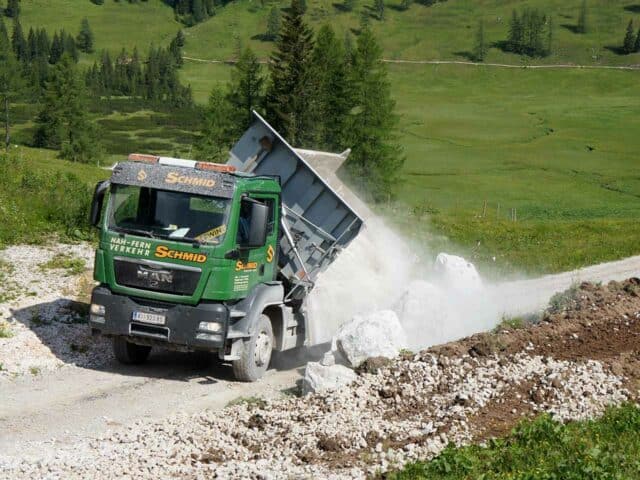 schmid_erdbau_job-portal_job_LKW_fahrer_in_transport_steine