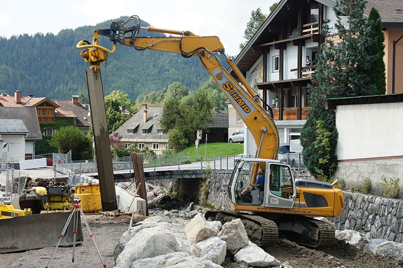 Spundwände schlagen für Baugrubensicherung
