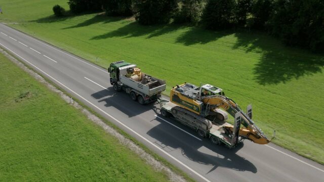 schmid_erdbau_rossleithen_transport_zur_baustelle