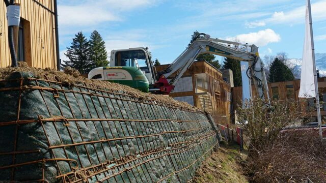 bewehrte_erde_windischgarsten_als_hangsicherung_mit_baggerarbeiten_in_wohnsiedlung