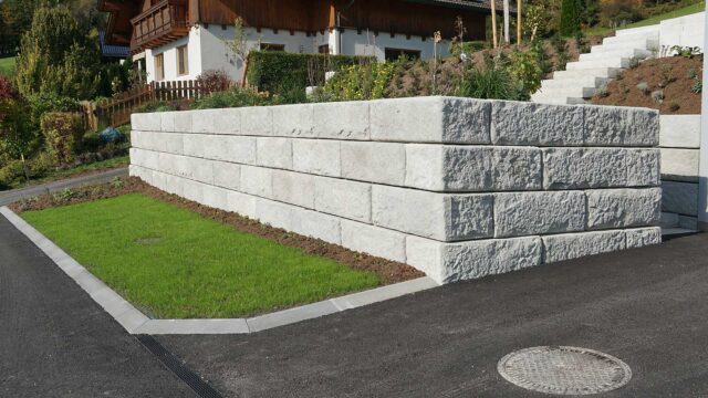 moderne_stuetzmauer_mit_SW-System_als_hangsicherung_in_rosenau