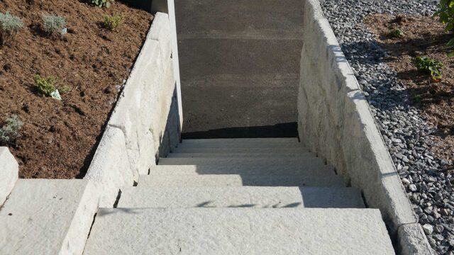 steintreppe_als_teil_der_hangsicherung_SW-Stützwandsystem_rosenau