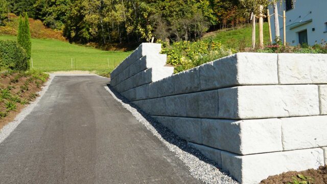 wohnhaus_mit_hangsicherung_und_SW-Stützwandsystem_rosenau_stabil