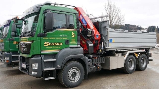 schmid_erdbau_job-portal_kran-LKW-fahrer_am_betriebsgelände