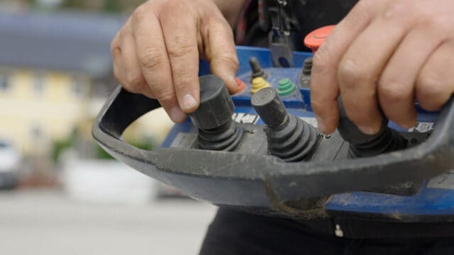 schmid_erdbau_job-portal_kran-LKW-fahrer_bedienung